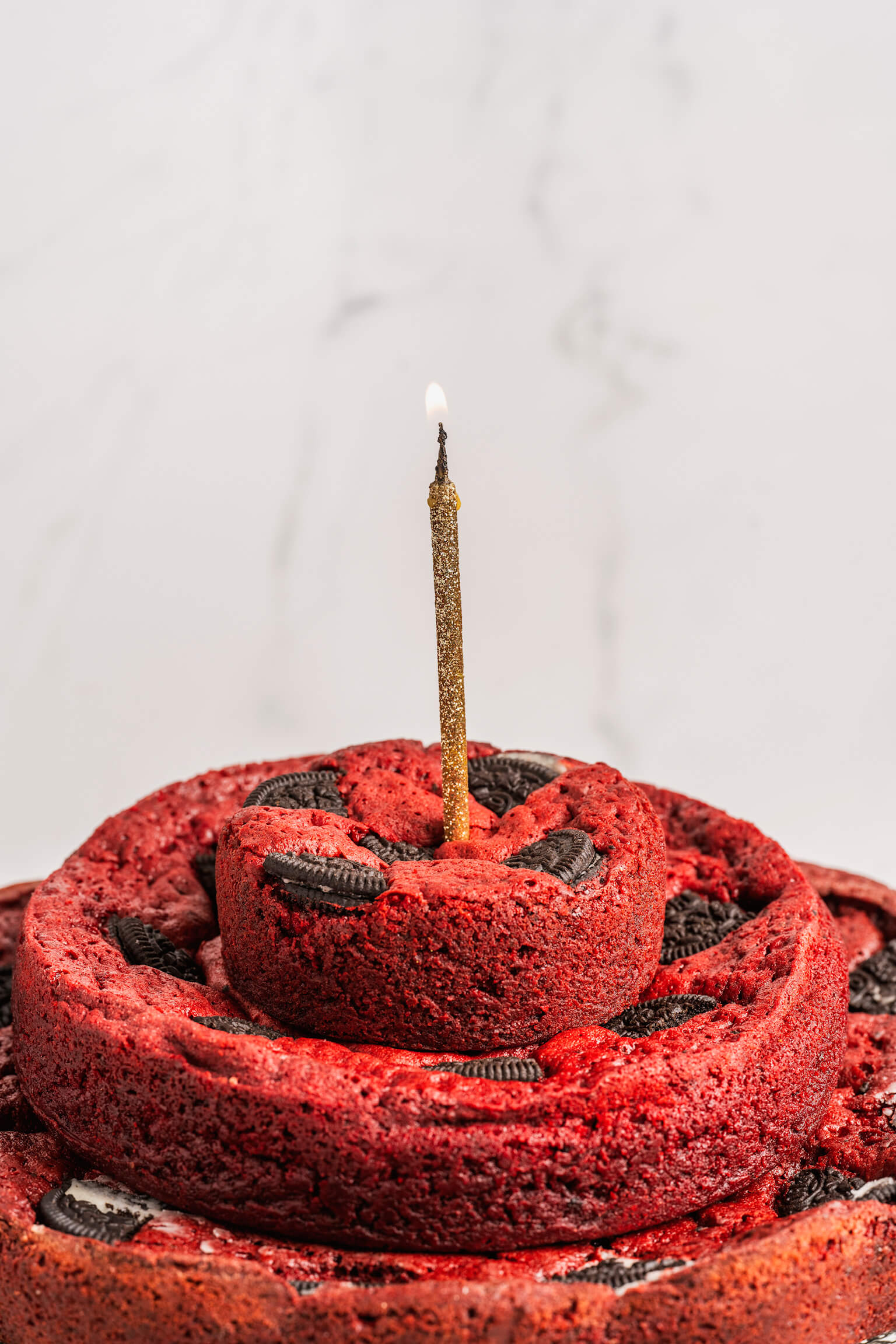 Torta de Brownie Red Velvet con Oreo - Imagen 3